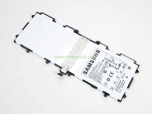 取出電池前要把周圍的帶狀電纜先拔出來，這個比較容易。Galaxy Note 10.1的電池容量為7000mAh,3.7V，預(yù)計續(xù)航時間8小時左右，重約136克，占據(jù)了整體重量的23%。不過為了減少機身厚度，電池做得很薄。