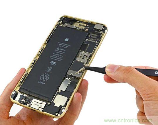 與iPhone 5S相比，電池尺寸更大，電池效率提高了16%。整部手機(jī)看起來就像一件藝術(shù)品，但看不到太多的內(nèi)部構(gòu)造。（來源：iFixit）