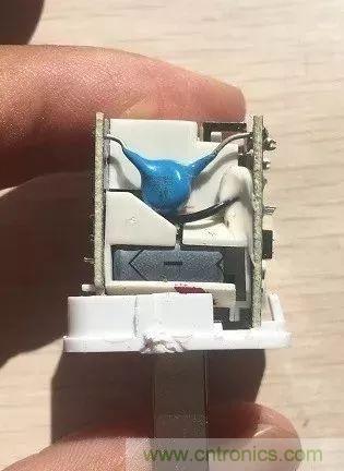 拆了個電容之后，我的iPhone也會自動訂房了