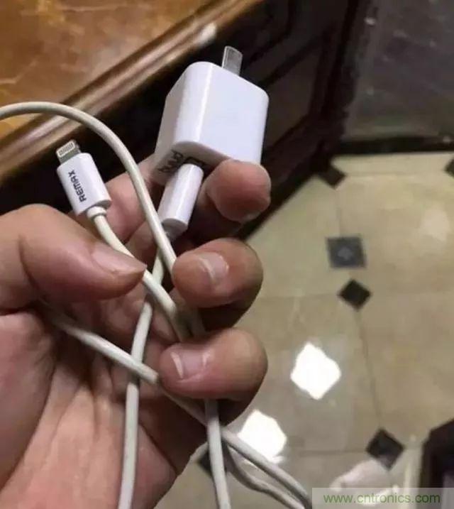 拆了個電容之后，我的iPhone也會自動訂房了